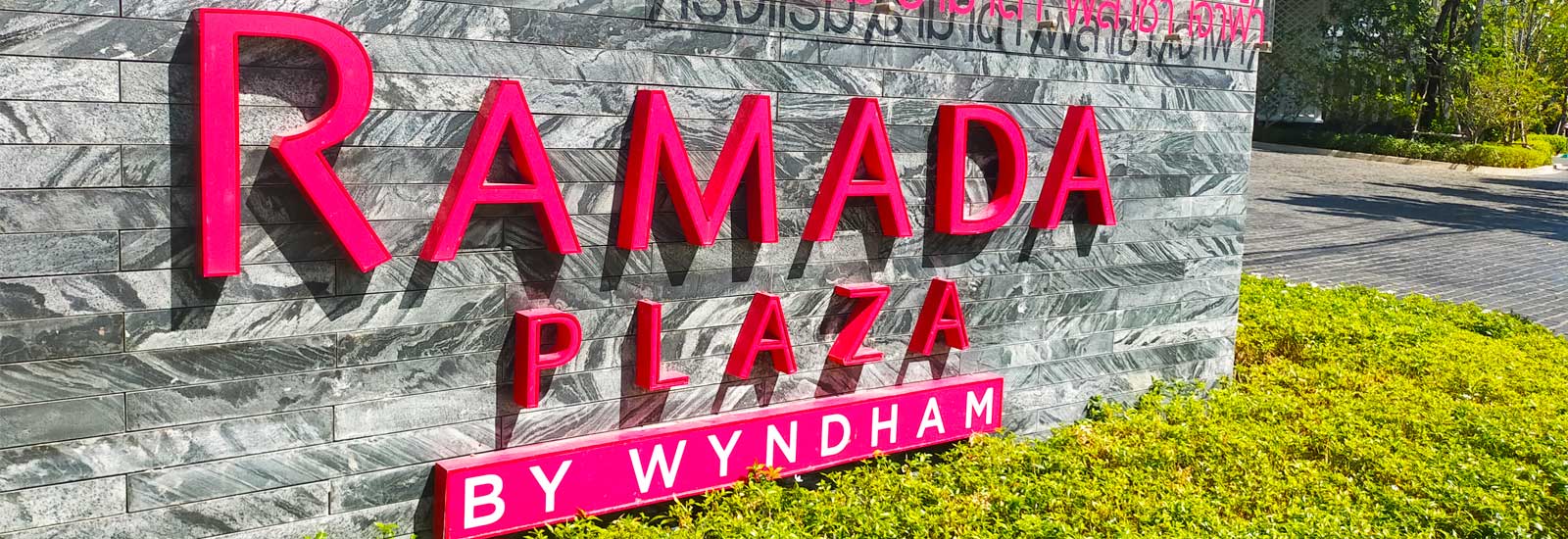 ป้ายโรงแรม Ramada Plaza by Wyndham